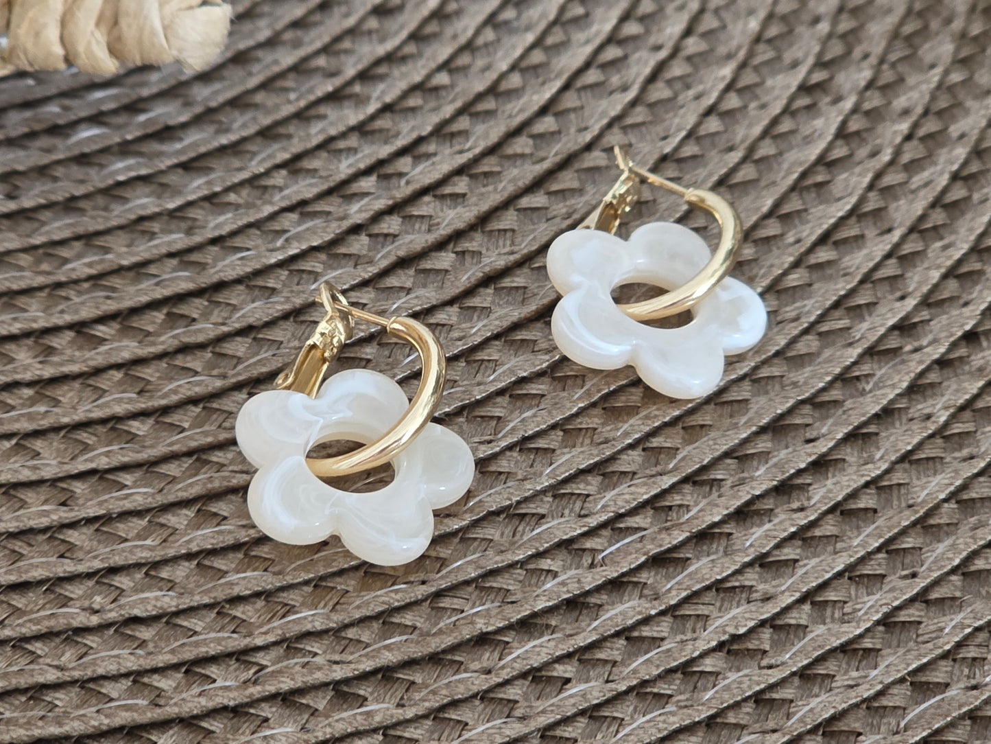 Notre Collection de Bijoux - Boucle d'Oreille Fleur Ivoire