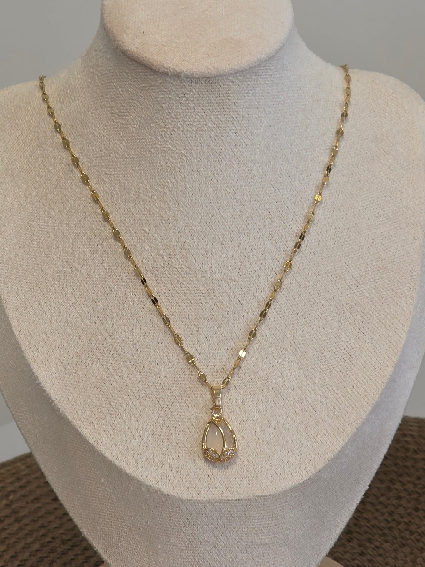 Notre Collection de Bijoux - Pendentif Forme Tulipe à Pierre Blanche