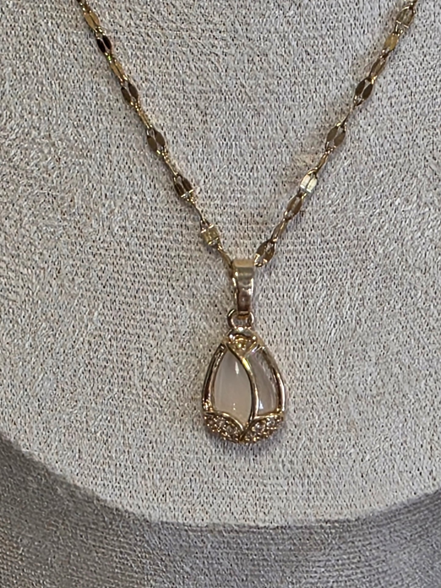 Notre Collection de Bijoux - Pendentif Forme Tulipe à Pierre Blanche