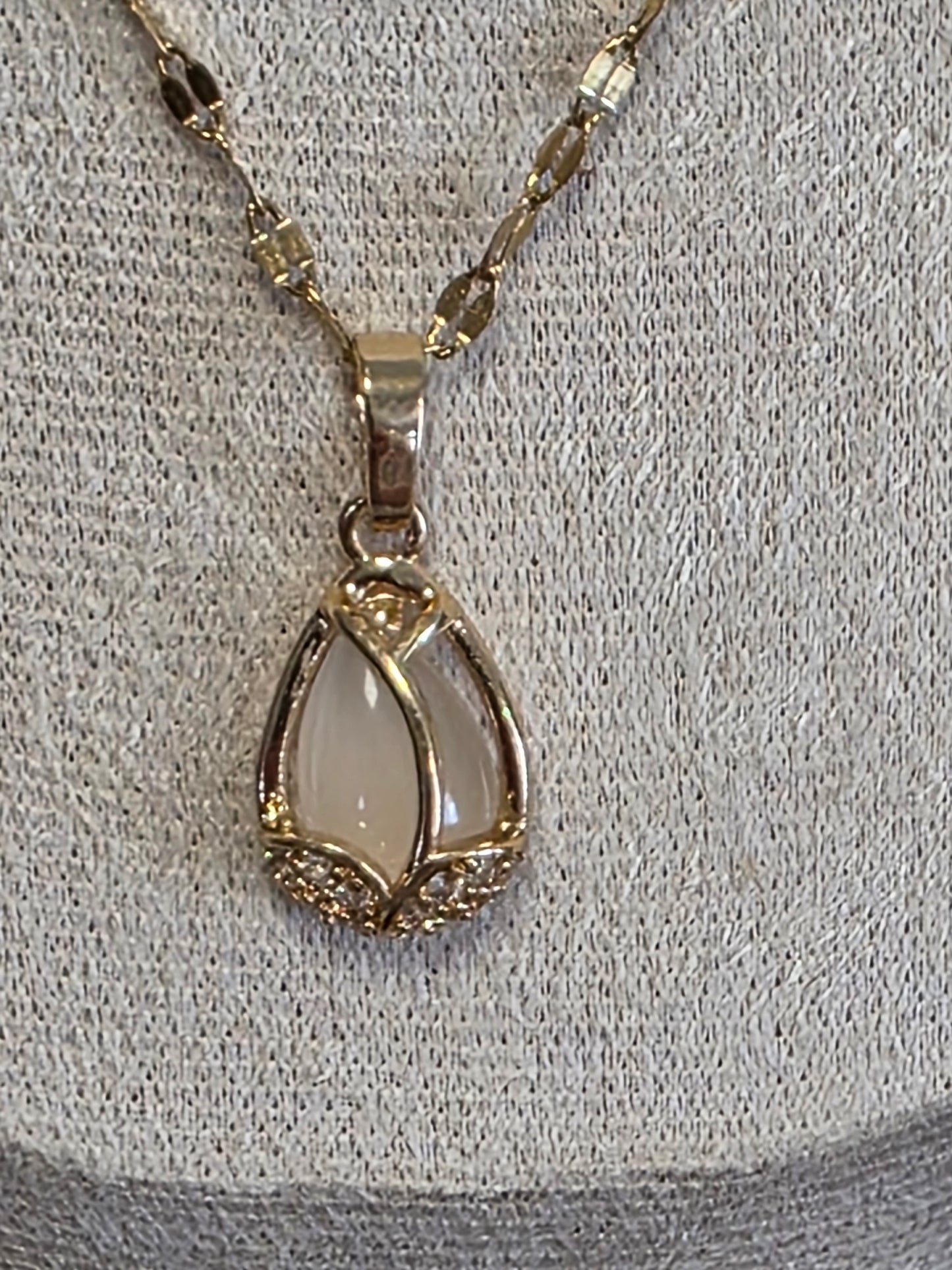 Notre Collection de Bijoux - Pendentif Forme Tulipe à Pierre Blanche