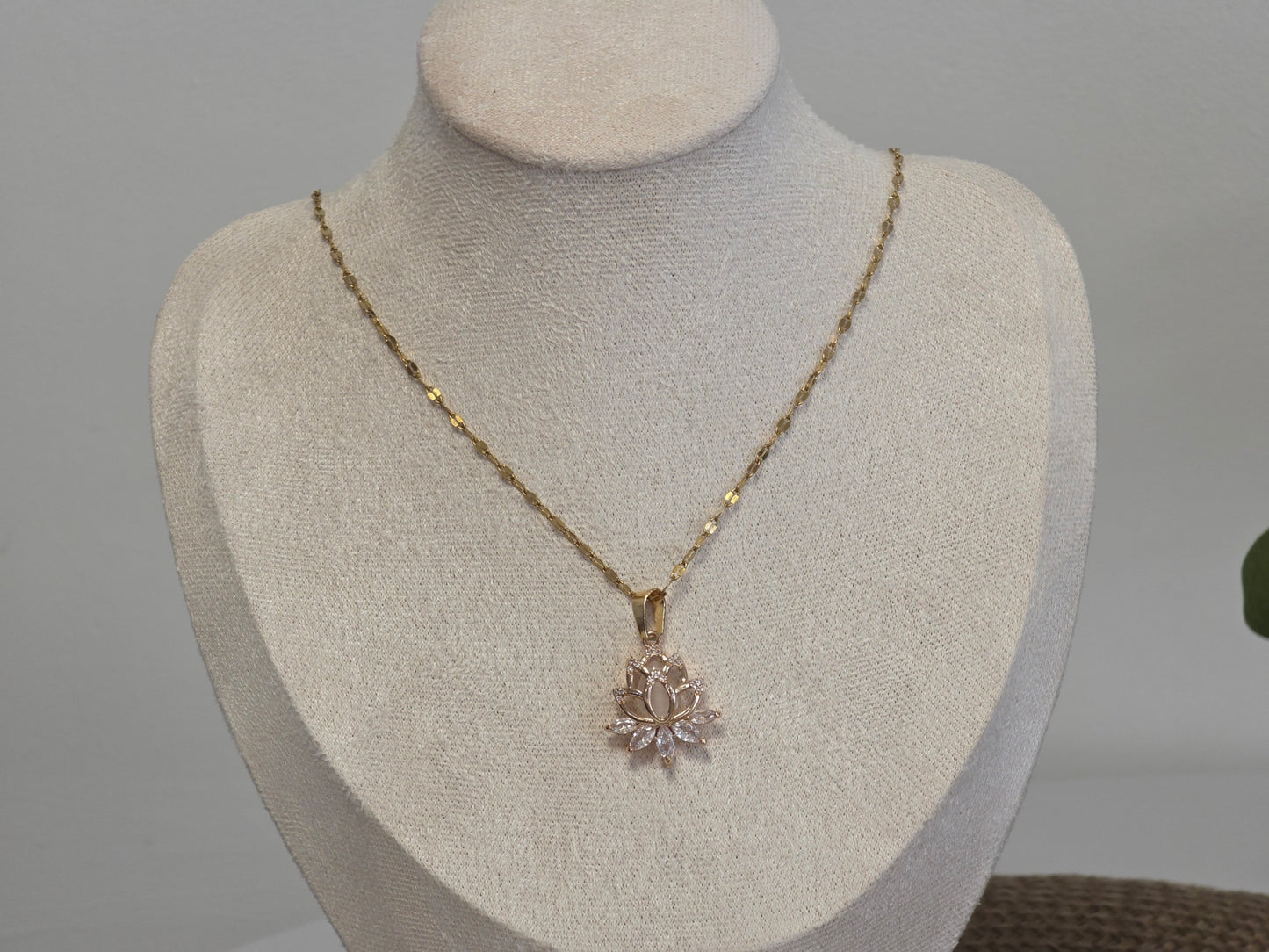 Notre Collection de Bijoux - Pendentif Fleur de Lotus à Strass