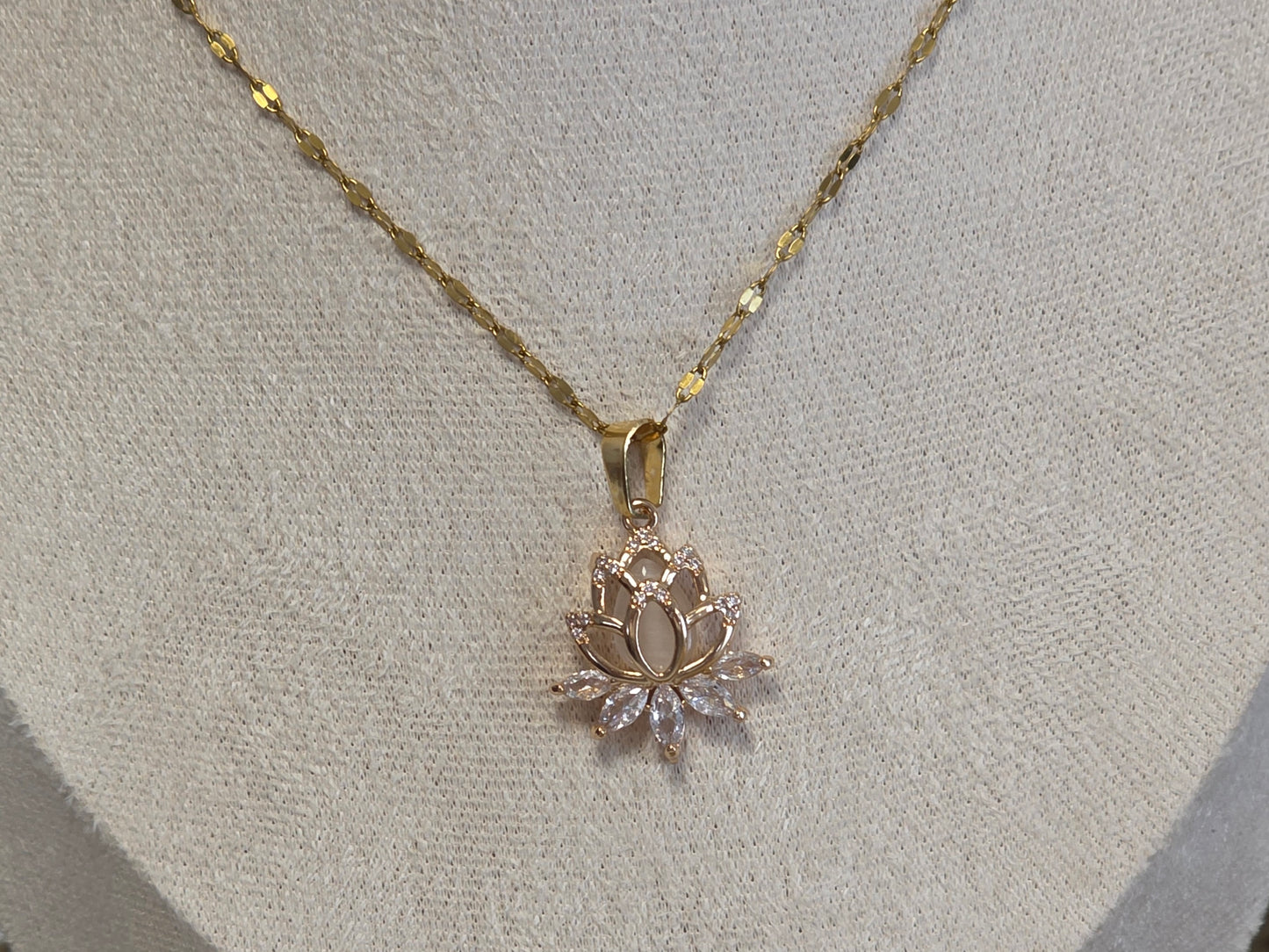 Notre Collection de Bijoux - Pendentif Fleur de Lotus à Strass