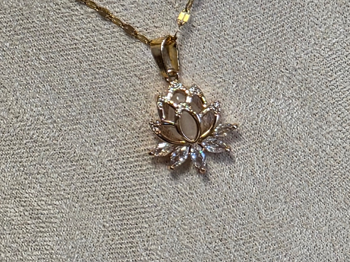 Notre Collection de Bijoux - Pendentif Fleur de Lotus à Strass