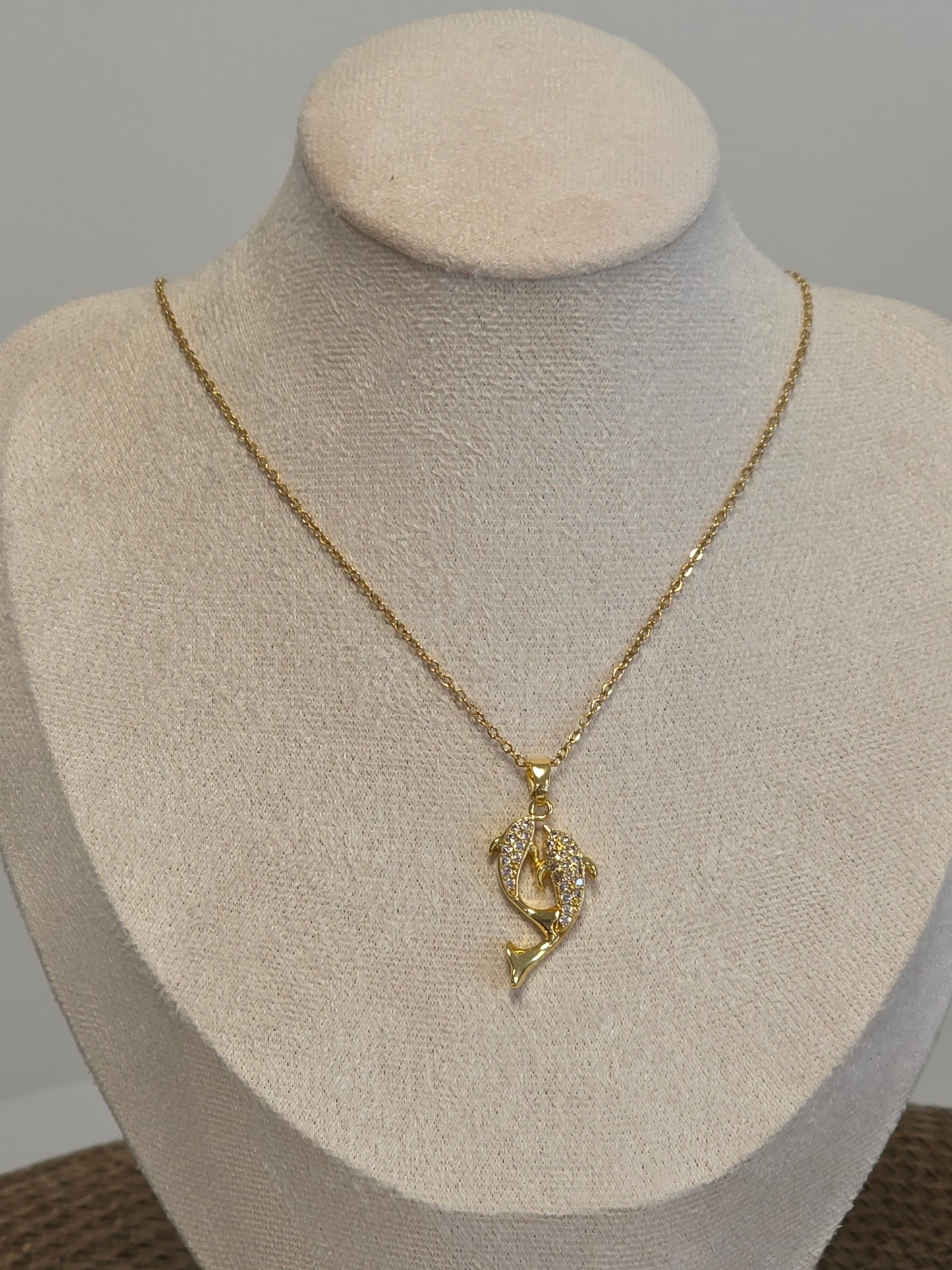 Notre Collection de Bijoux - Pendentif Double Dauphin Doré à Strass