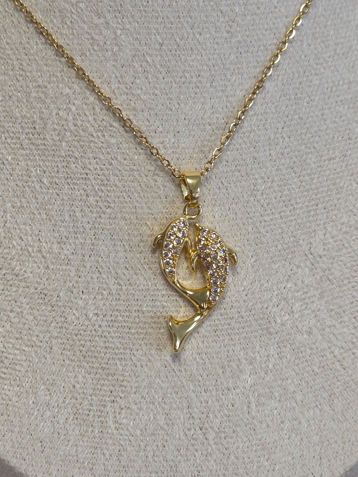 Notre Collection de Bijoux - Pendentif Double Dauphin Doré à Strass