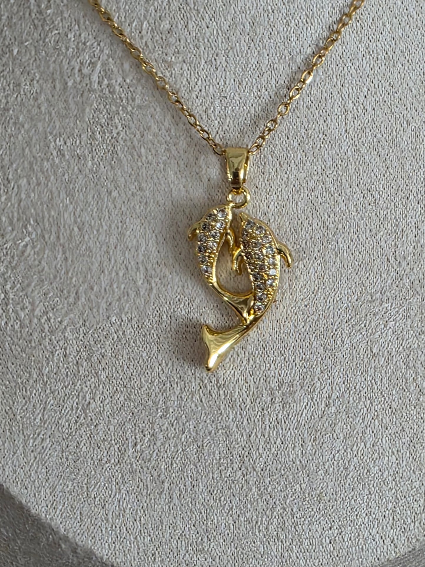 Notre Collection de Bijoux - Pendentif Double Dauphin Doré à Strass