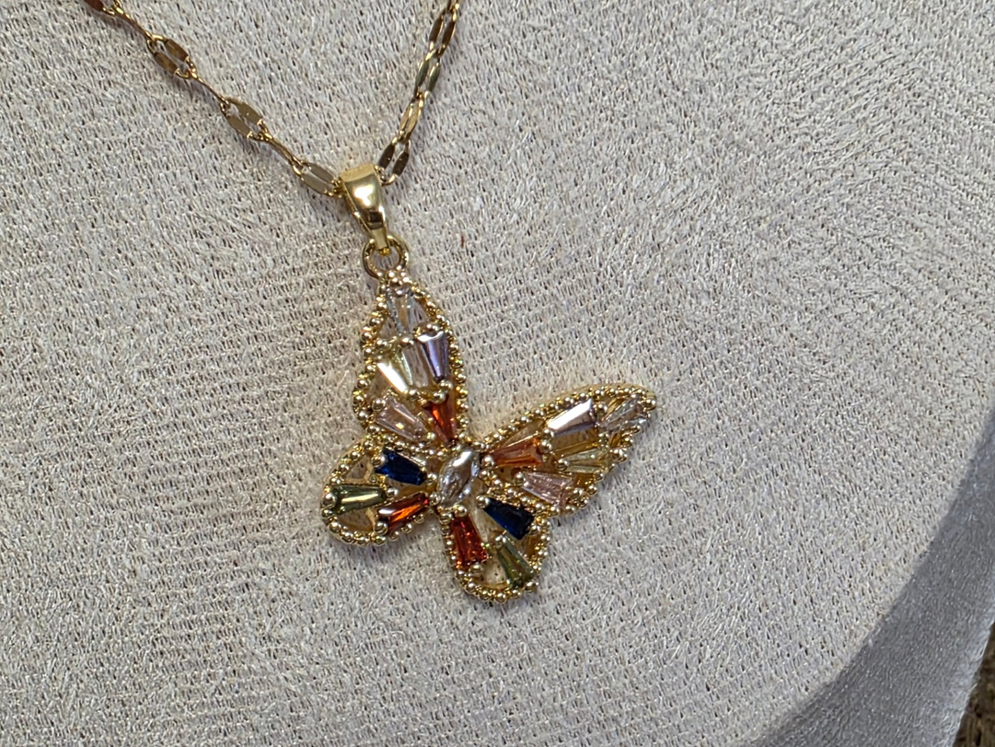 Notre Collection de Bijoux - Pendentif Papillon à Strass Coloré