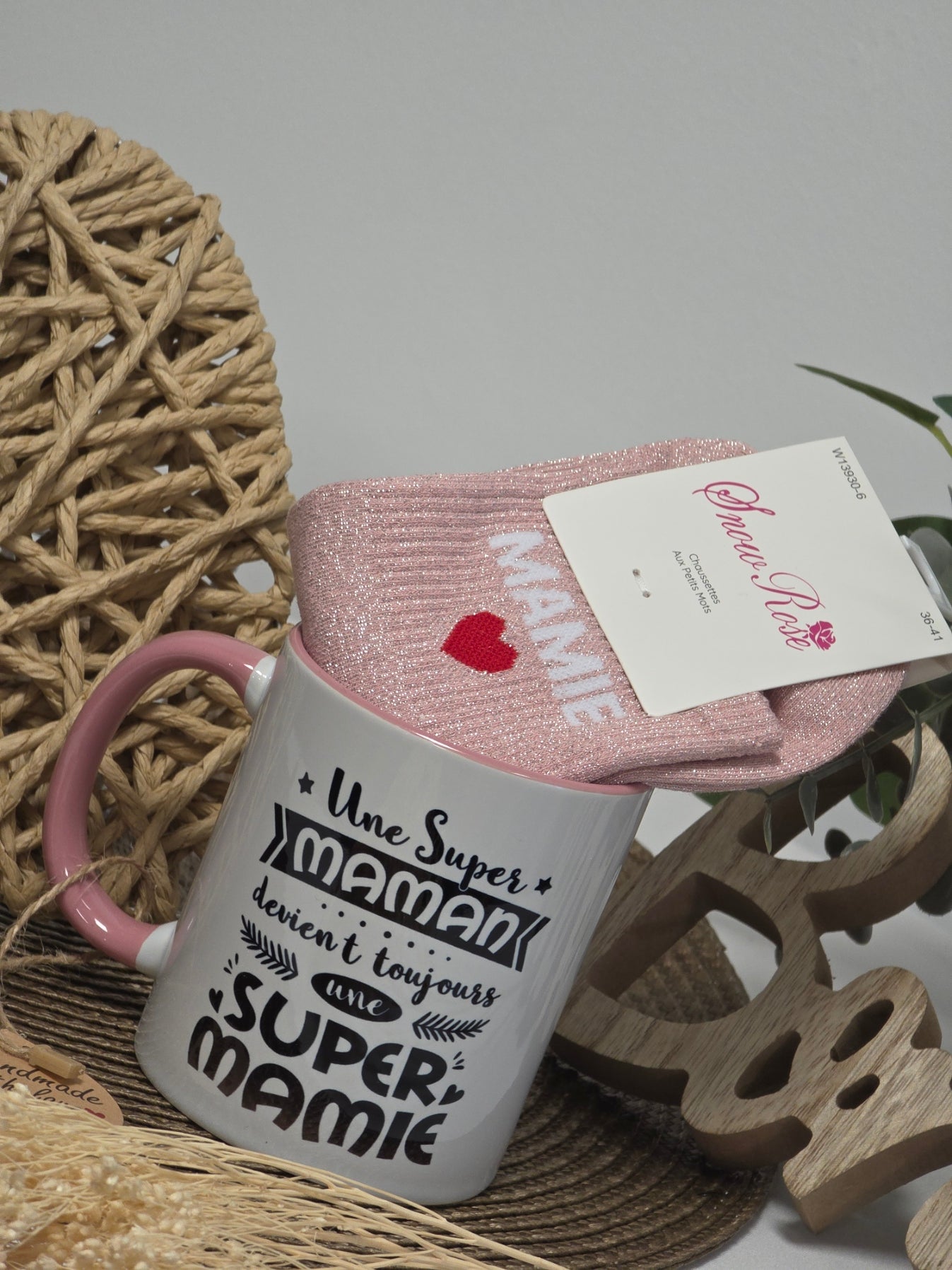 MUG SUPER MAMAN SUPER MAMIE AVEC SA CHAUSSETTE PAILLETEE