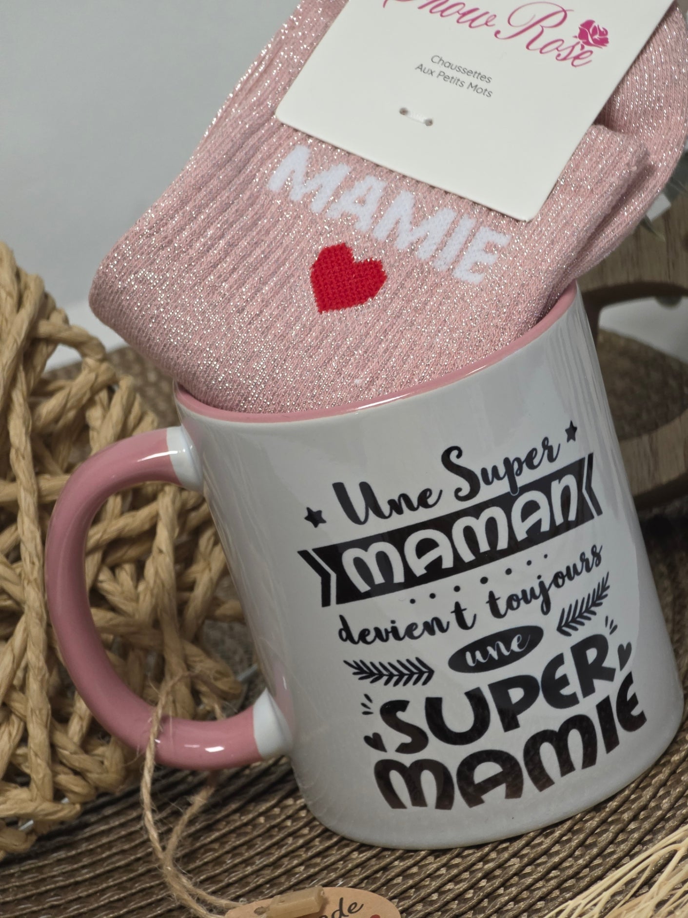 MUG SUPER MAMAN SUPER MAMIE AVEC SA CHAUSSETTE PAILLETEE
