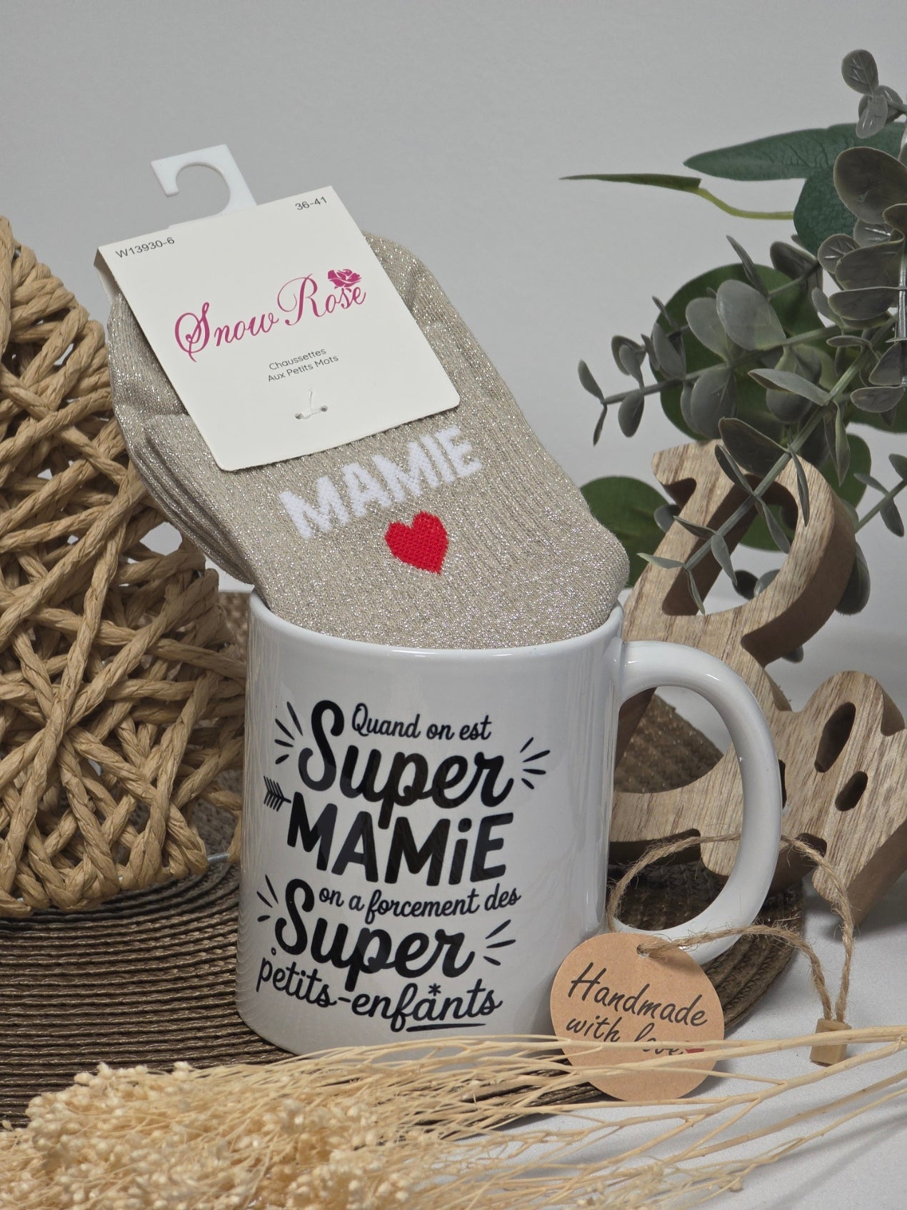 MUG SUPER MAMIE SUPER PETITS-ENFANTS AVEC SA CHAUSSETTE PAILLETEE
