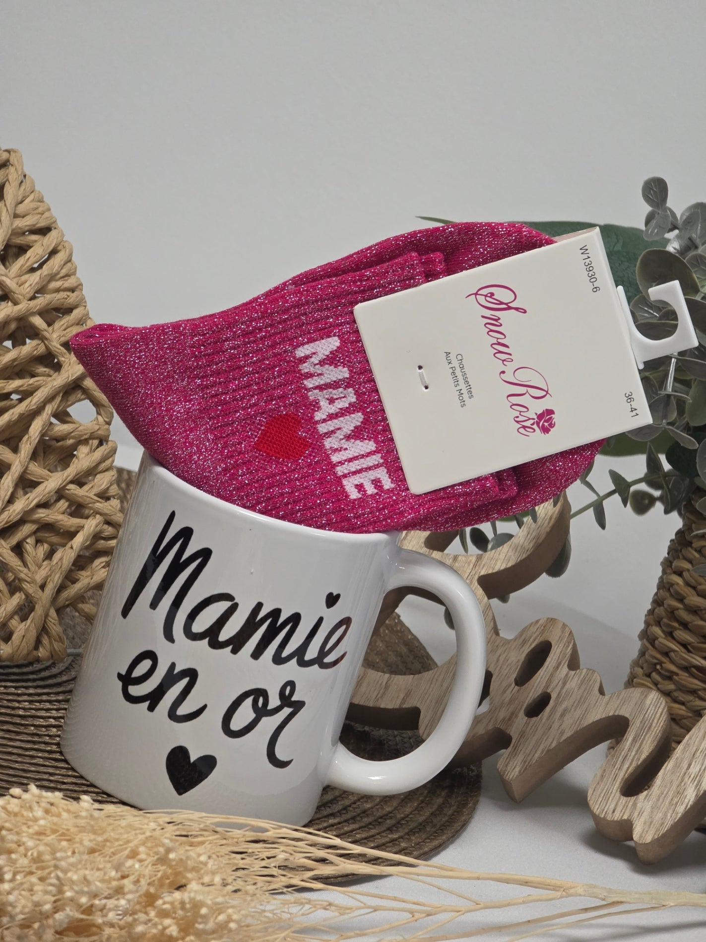 MUG MAMIE EN OR AVEC SA CHAUSSETTE PAILLETEE