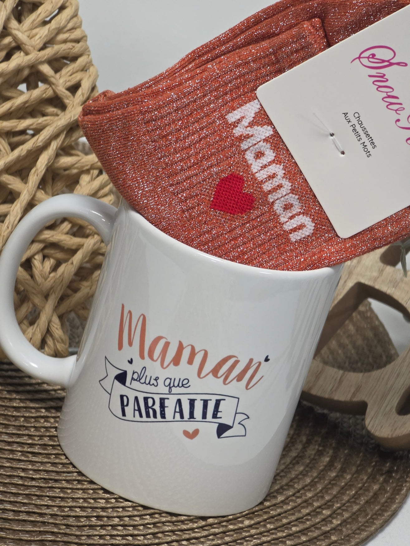 MUG MAMAN PLUS QUE PARFAITE AVEC SA CHAUSSETTE PAILLETEE
