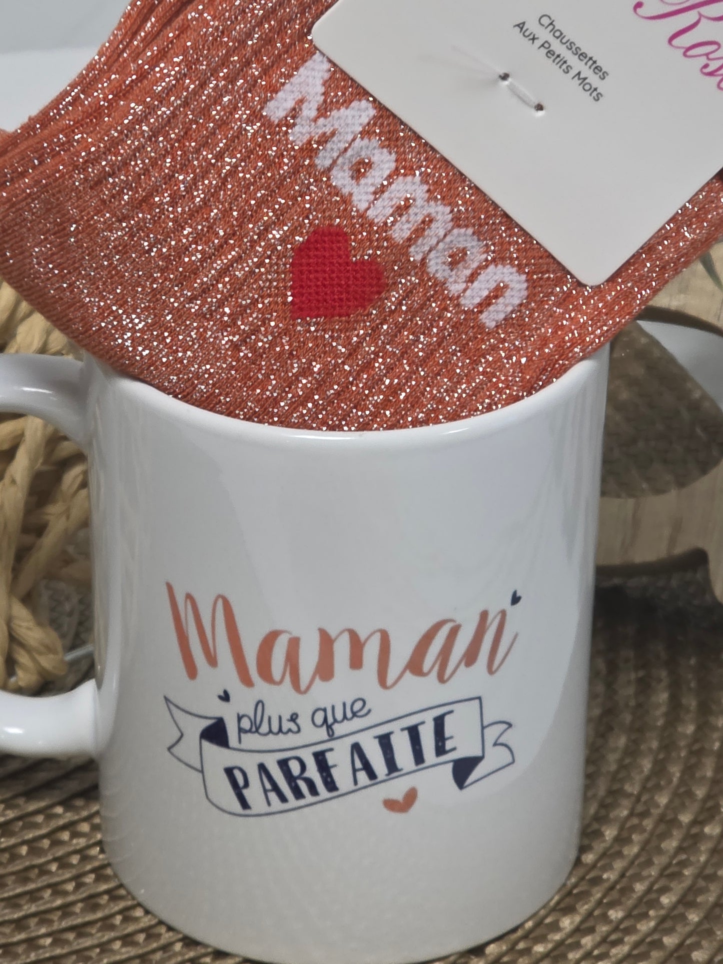 MUG MAMAN PLUS QUE PARFAITE AVEC SA CHAUSSETTE PAILLETEE