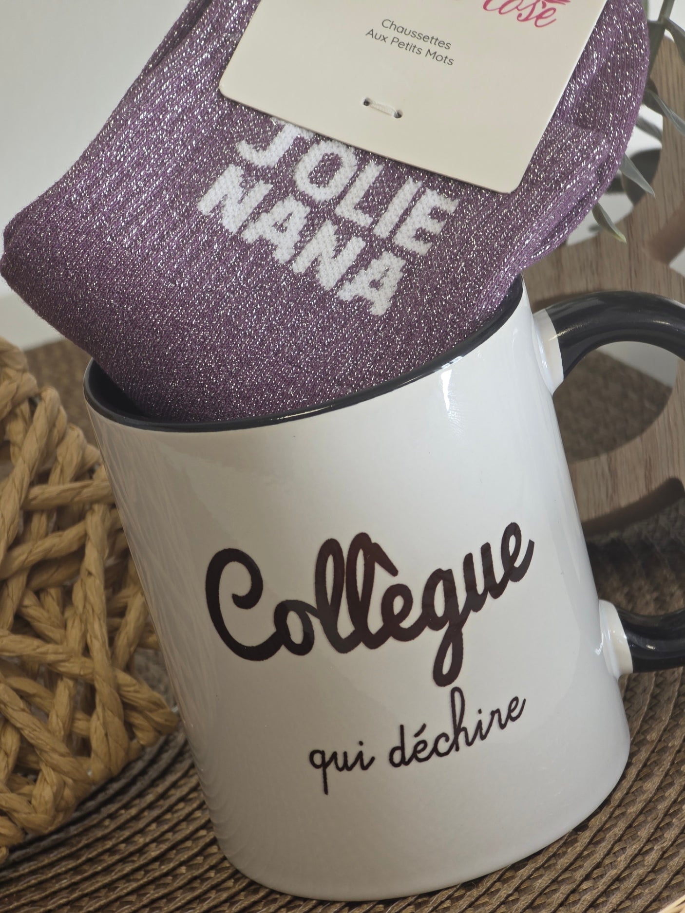 MUG COLLEGUE QUI DECHIRE AVEC SA CHAUSSETTE PAILLETEE