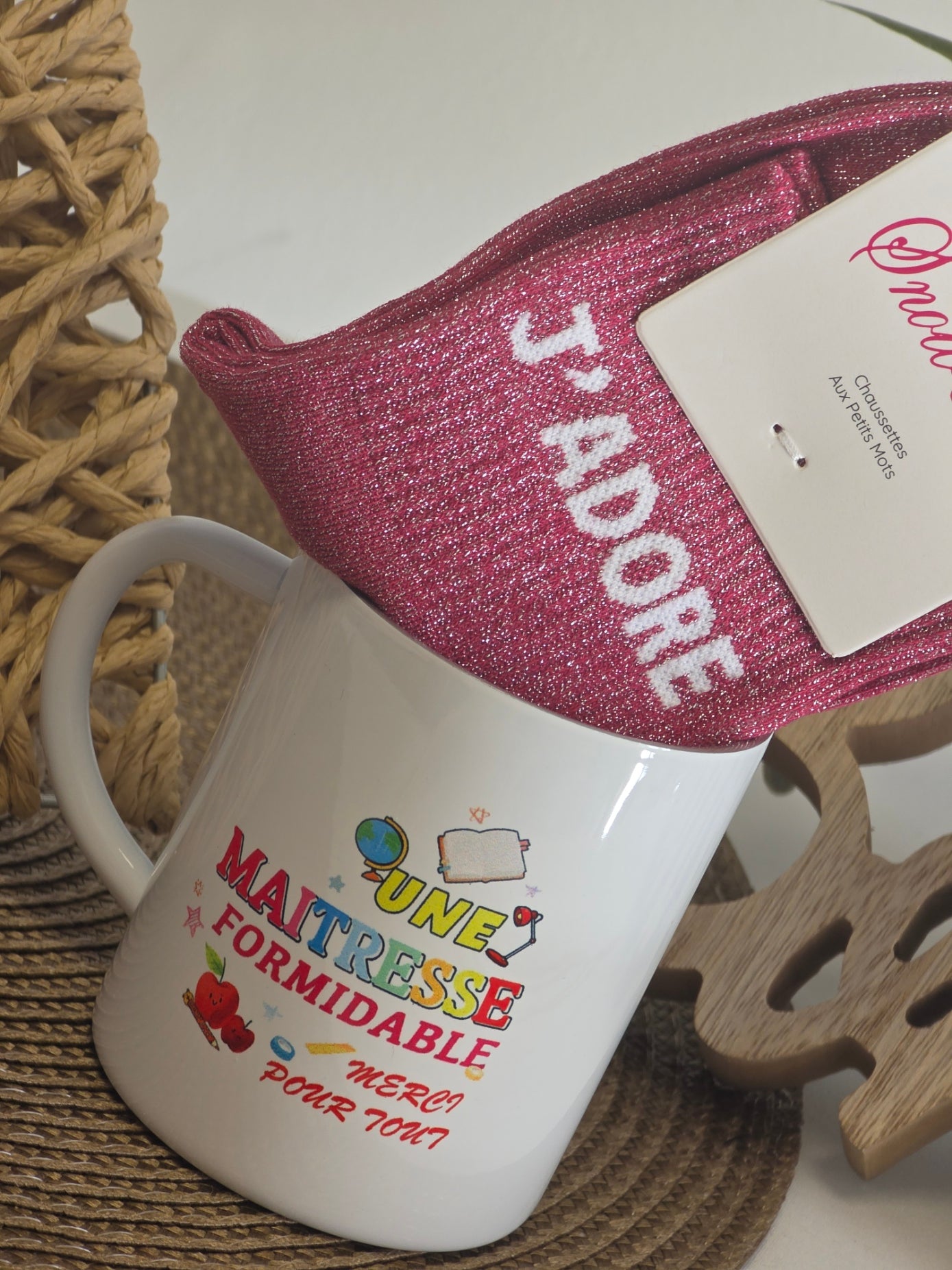 MUG MAITRESSE FORMIDABLE AVEC SA CHAUSSETTE PAILLETEE