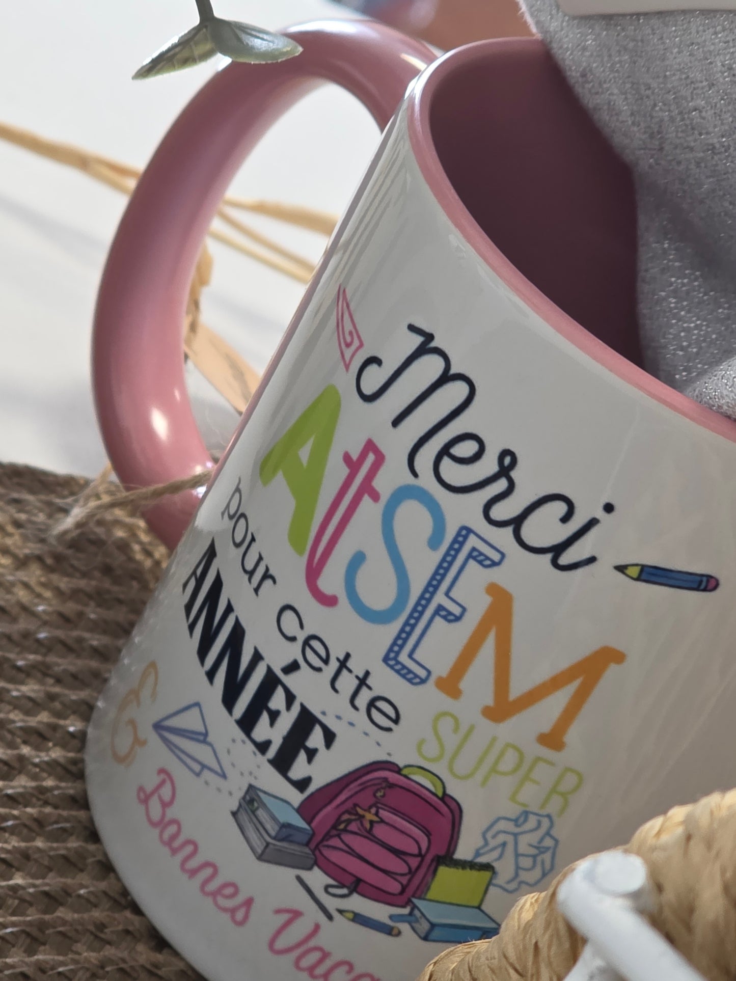 MUG MERCI ATSEM AVEC SA CHAUSSETTE PAILLETEE