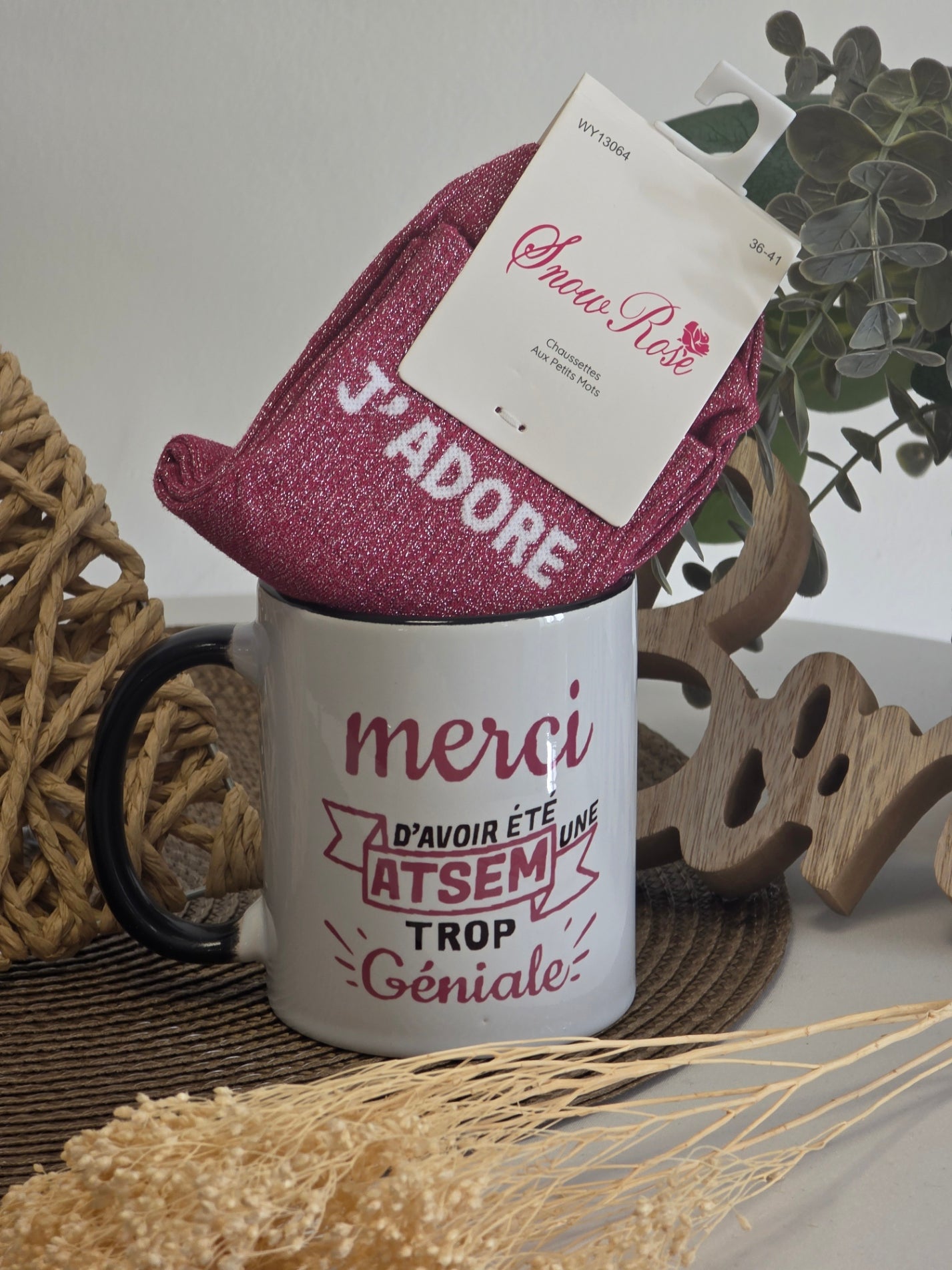MUG ATSEM TROP GENIALE AVEC SA CHAUSSETTE PAILLETEE