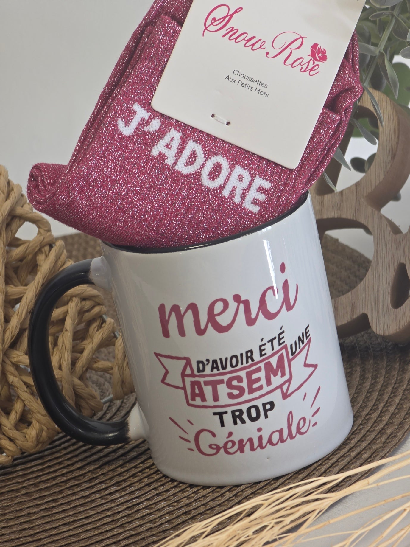 MUG ATSEM TROP GENIALE AVEC SA CHAUSSETTE PAILLETEE