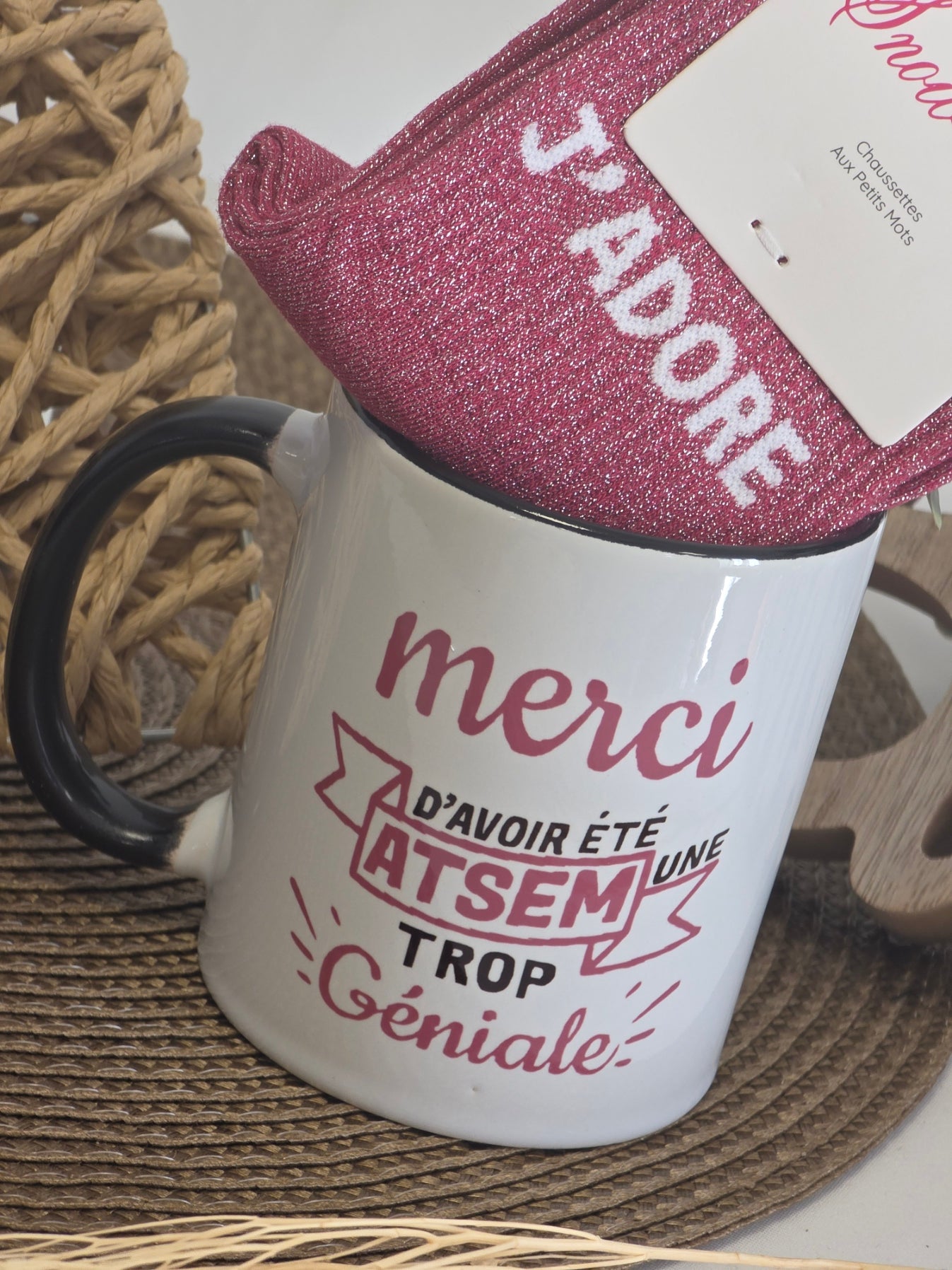 MUG ATSEM TROP GENIALE AVEC SA CHAUSSETTE PAILLETEE
