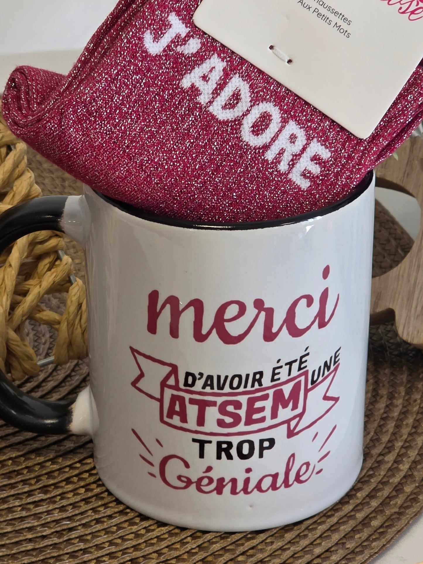 MUG ATSEM TROP GENIALE AVEC SA CHAUSSETTE PAILLETEE