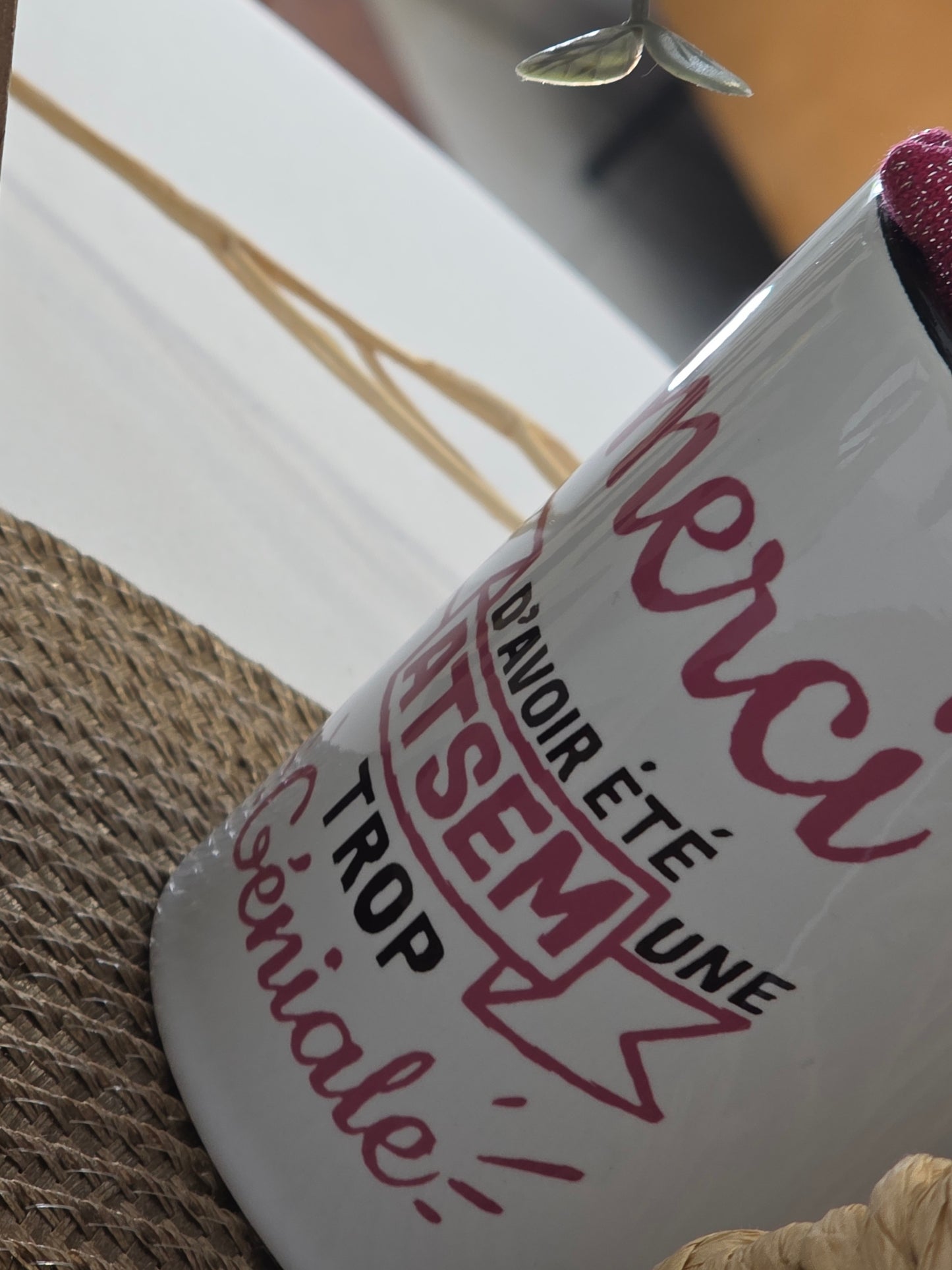 MUG ATSEM TROP GENIALE AVEC SA CHAUSSETTE PAILLETEE