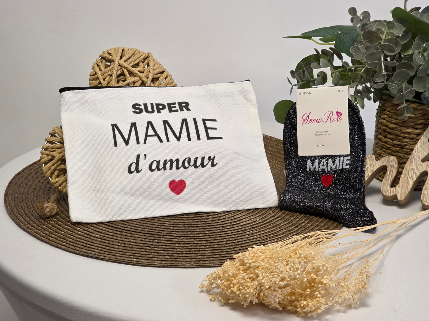 POCHETTE " SUPER MAMIE D'AMOUR " AVEC SA CHAUSSETTE PAILLETEE NOIR