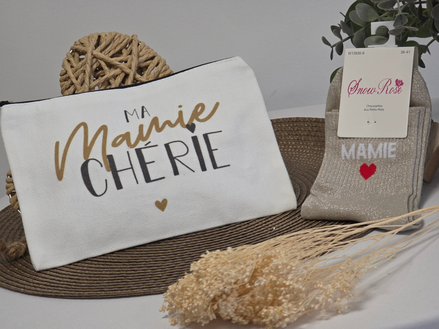 POCHETTE " MA MAMIE CHERIE " AVEC SA CHAUSSETTE PAILLETEE BEIGE