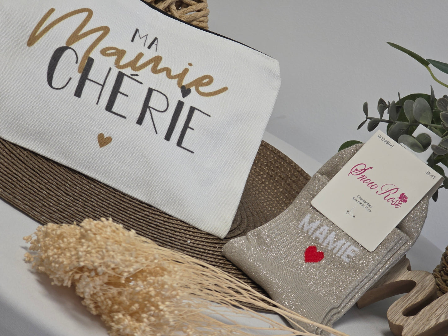 POCHETTE " MA MAMIE CHERIE " AVEC SA CHAUSSETTE PAILLETEE BEIGE