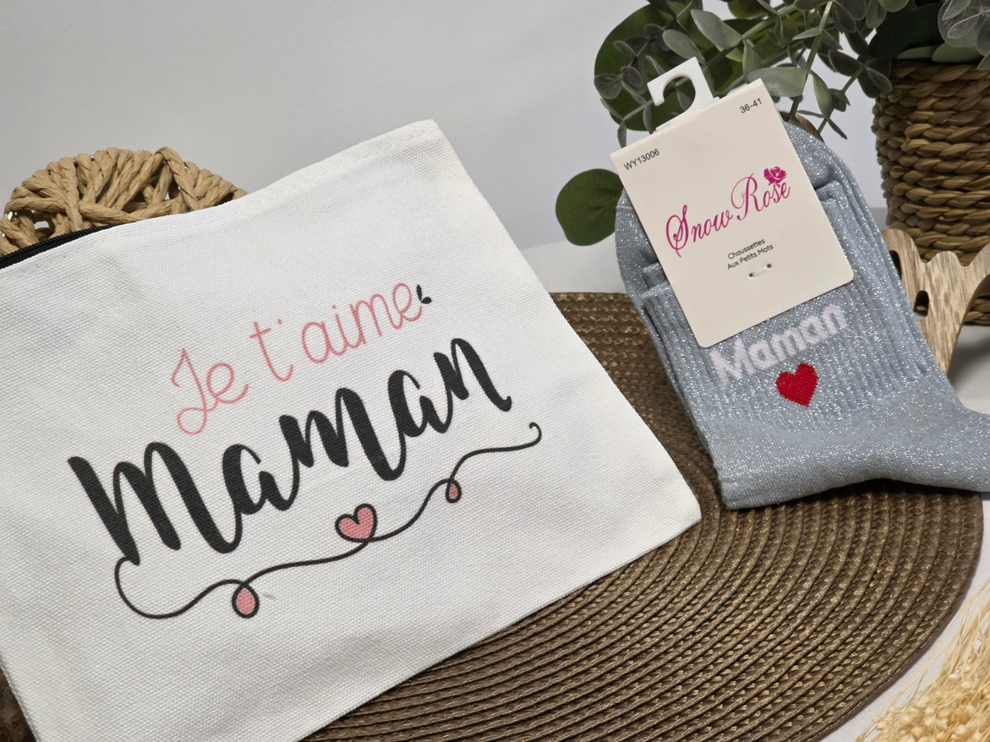 POCHETTE " JE T'AIME MAMAN " AVEC SA CHAUSSETTE PAILLETEE GRIS