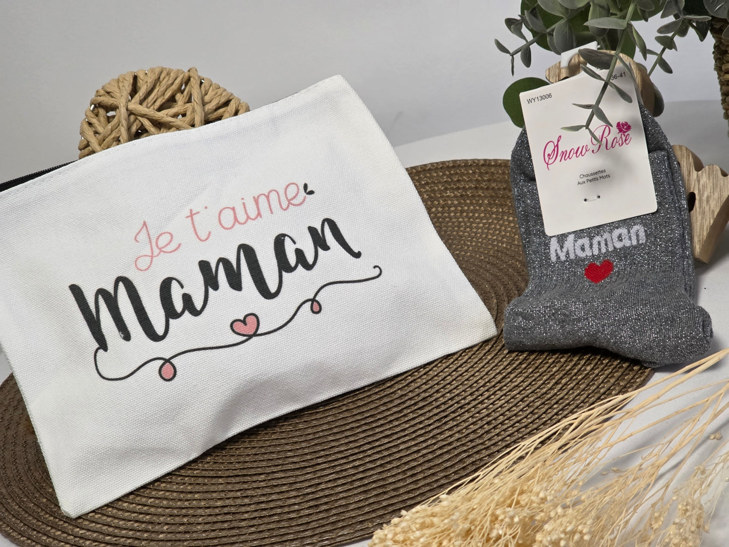 POCHETTE " JE T'AIME MAMAN " AVEC SA CHAUSSETTE PAILLETEE GRIS FONCE