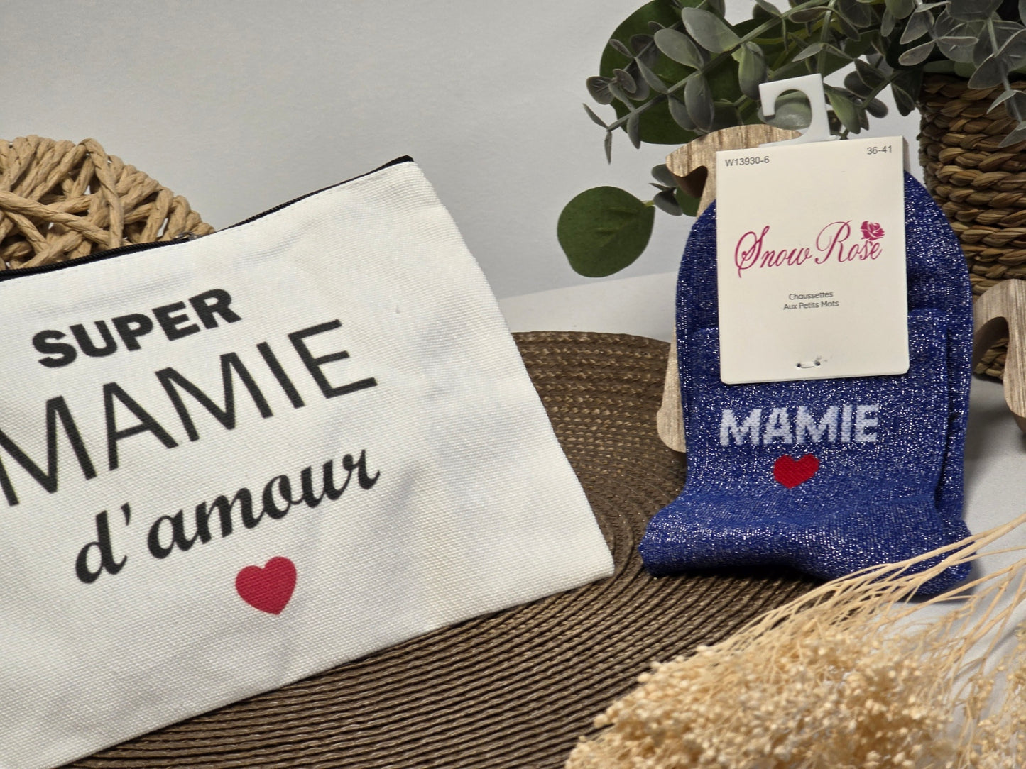 POCHETTE " SUPER MAMIE D'AMOUR " AVEC SA CHAUSSETTE PAILLETEE BLEU