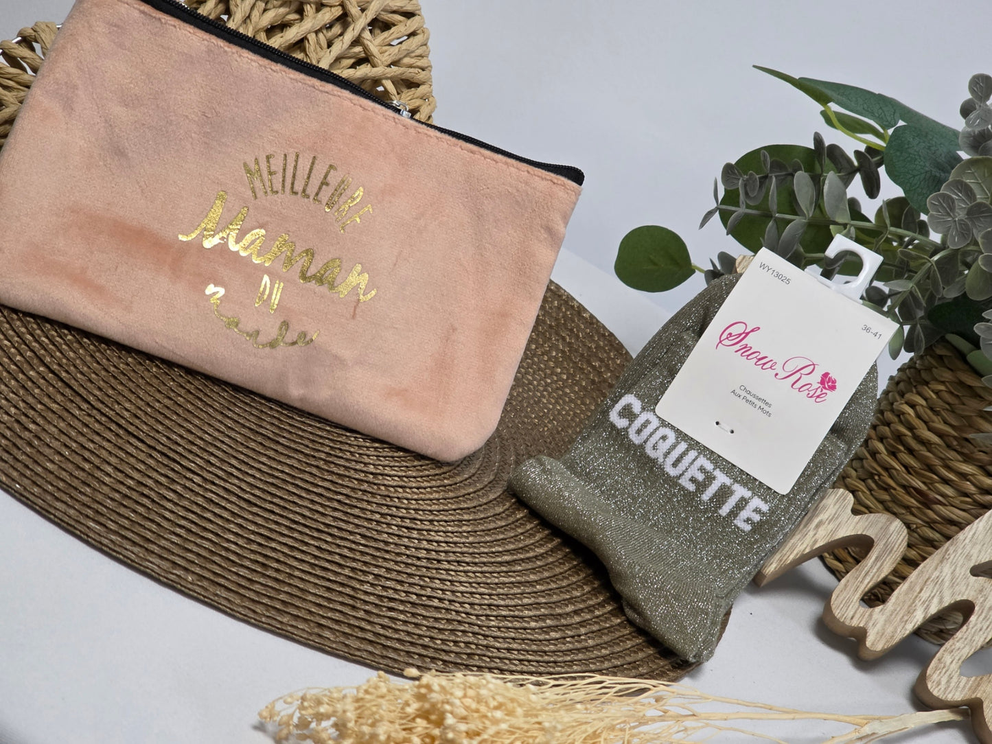 POCHETTE " MEILLEUR MAMAN DU MONDE "  AVEC SA CHAUSSETTE PAILLETEE COQUETTE