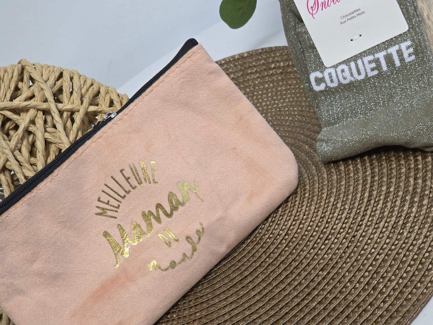 POCHETTE " MEILLEUR MAMAN DU MONDE "  AVEC SA CHAUSSETTE PAILLETEE COQUETTE