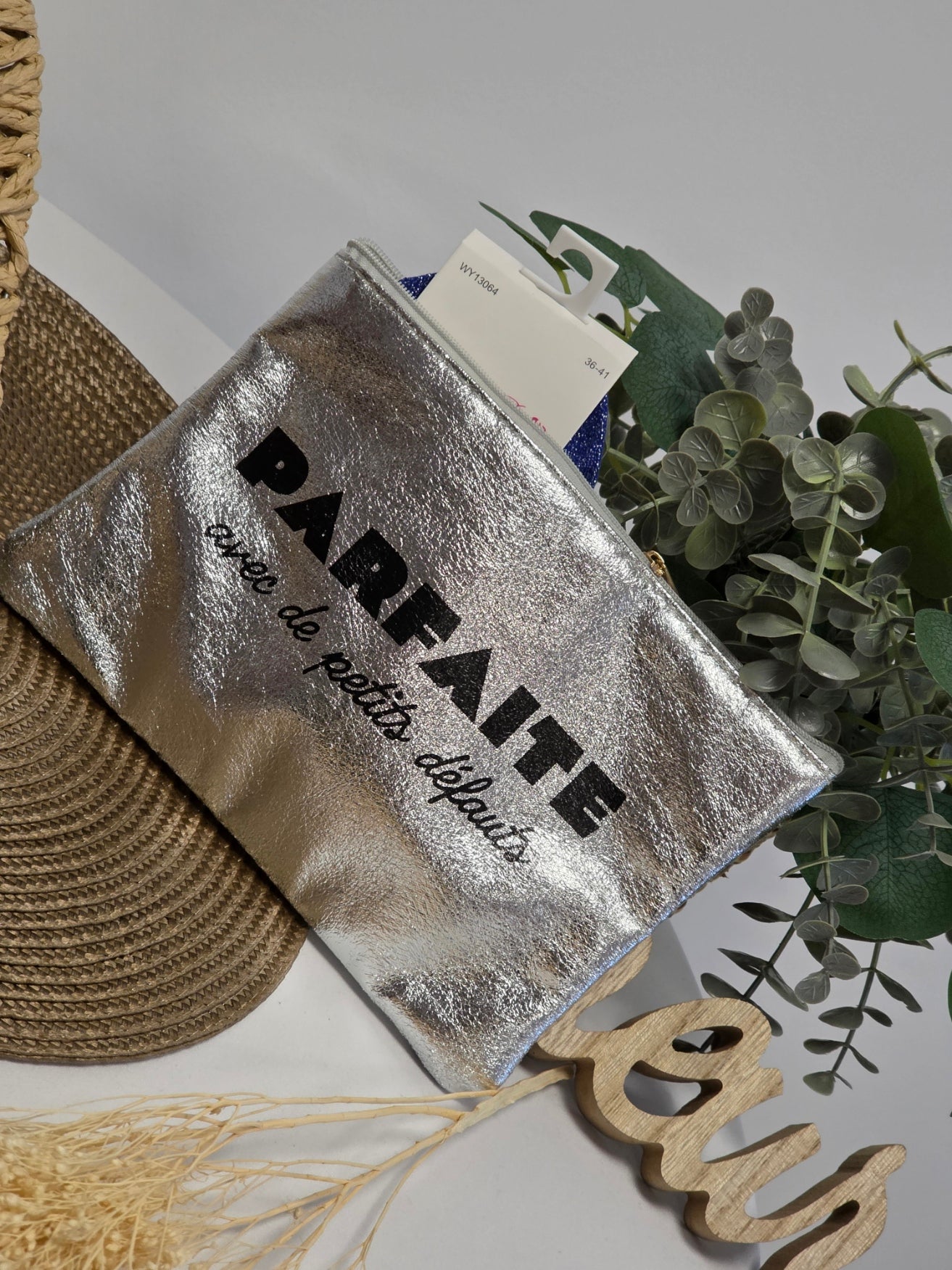 POCHETTE " PARFAITE AVEC DE PETITS DEFAUTS" AVEC SA CHAUSSETTE PAILLETEE BLEU