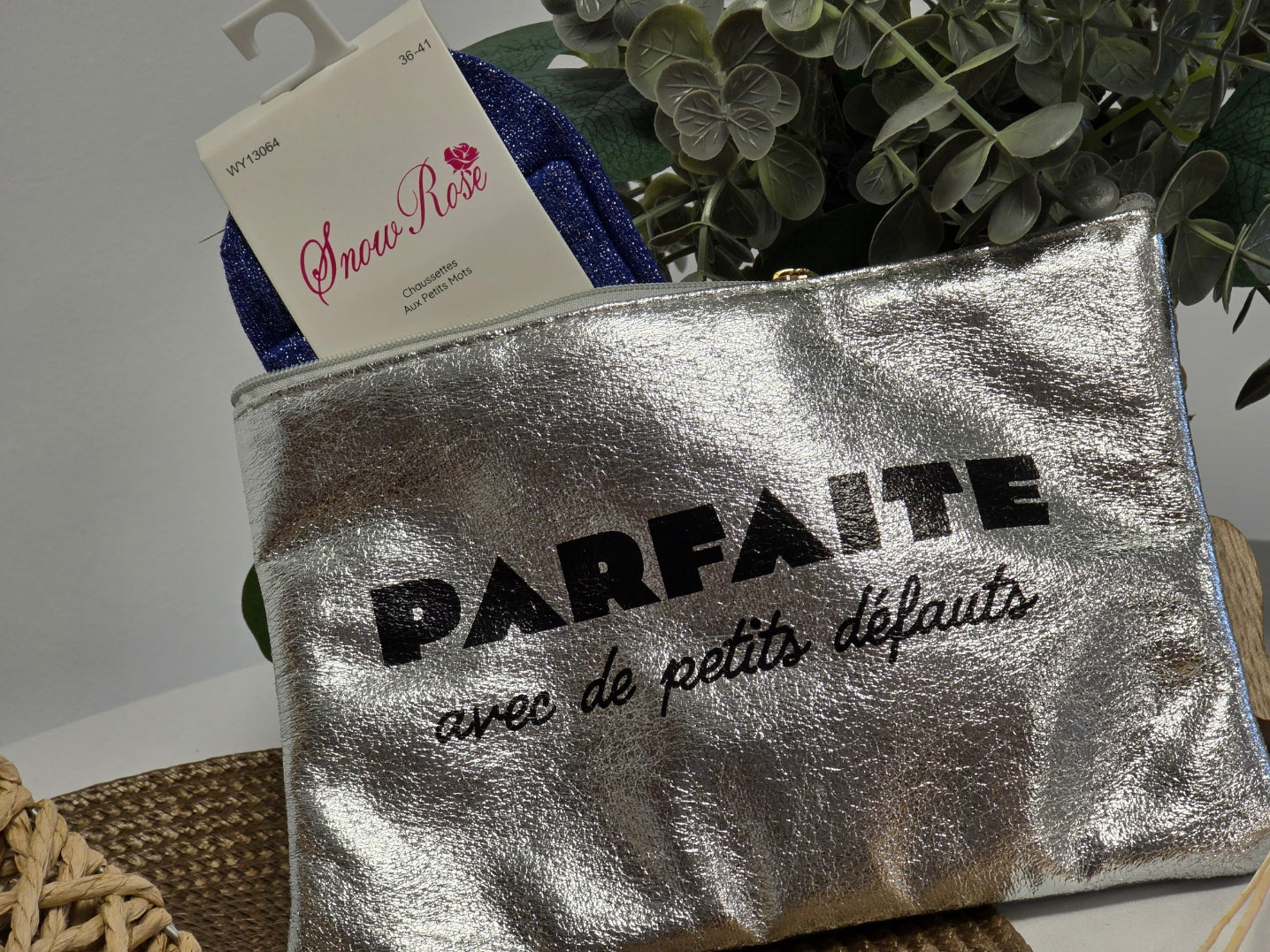 POCHETTE " PARFAITE AVEC DE PETITS DEFAUTS" AVEC SA CHAUSSETTE PAILLETEE BLEU
