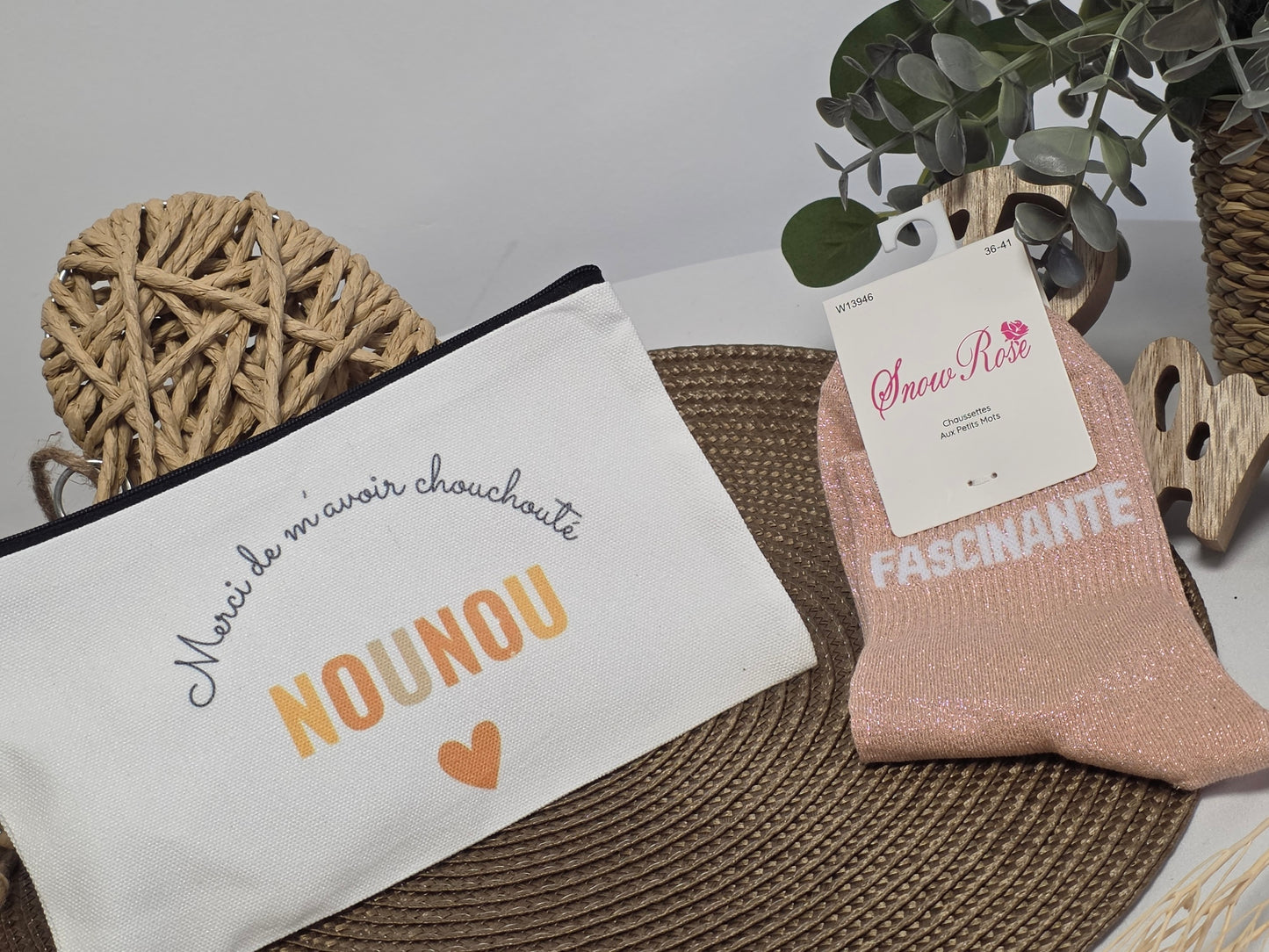 POCHETTE " MERCI NOUNOU" AVEC SA CHAUSSETTE PAILLETEE PECHE