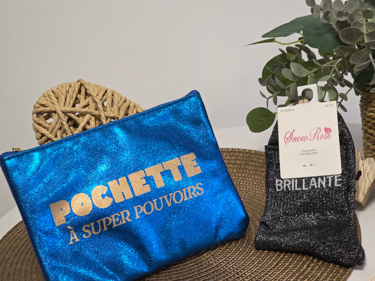 POCHETTE " A SUPER POUVOIRS " AVEC SA CHAUSSETTE PAILLETEE NOIR