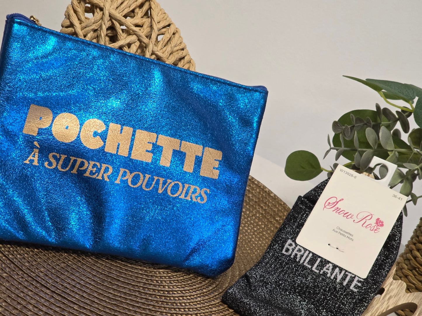 POCHETTE " A SUPER POUVOIRS " AVEC SA CHAUSSETTE PAILLETEE NOIR