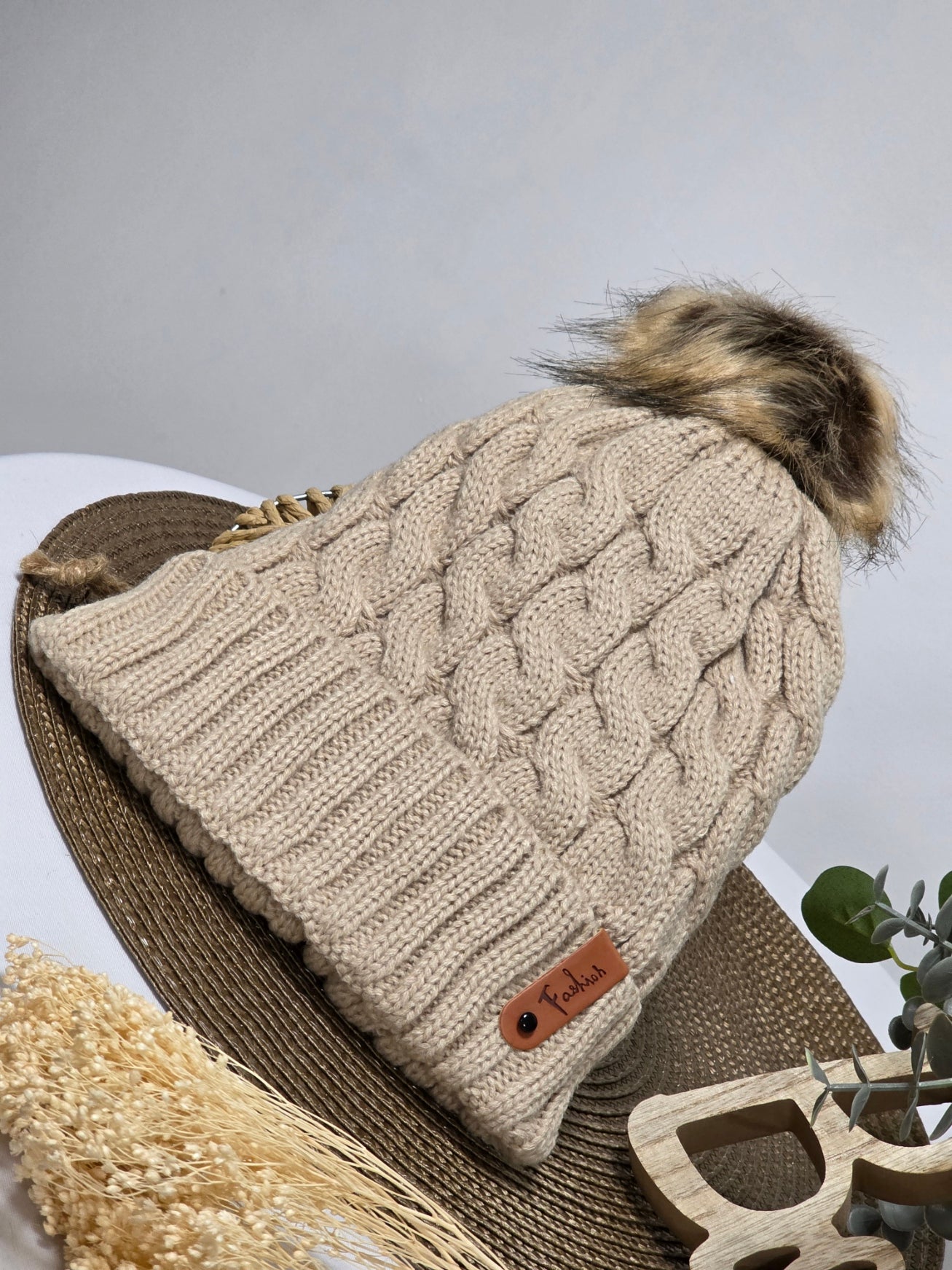 Nos Bonnets Torsadé Beige à Pompon