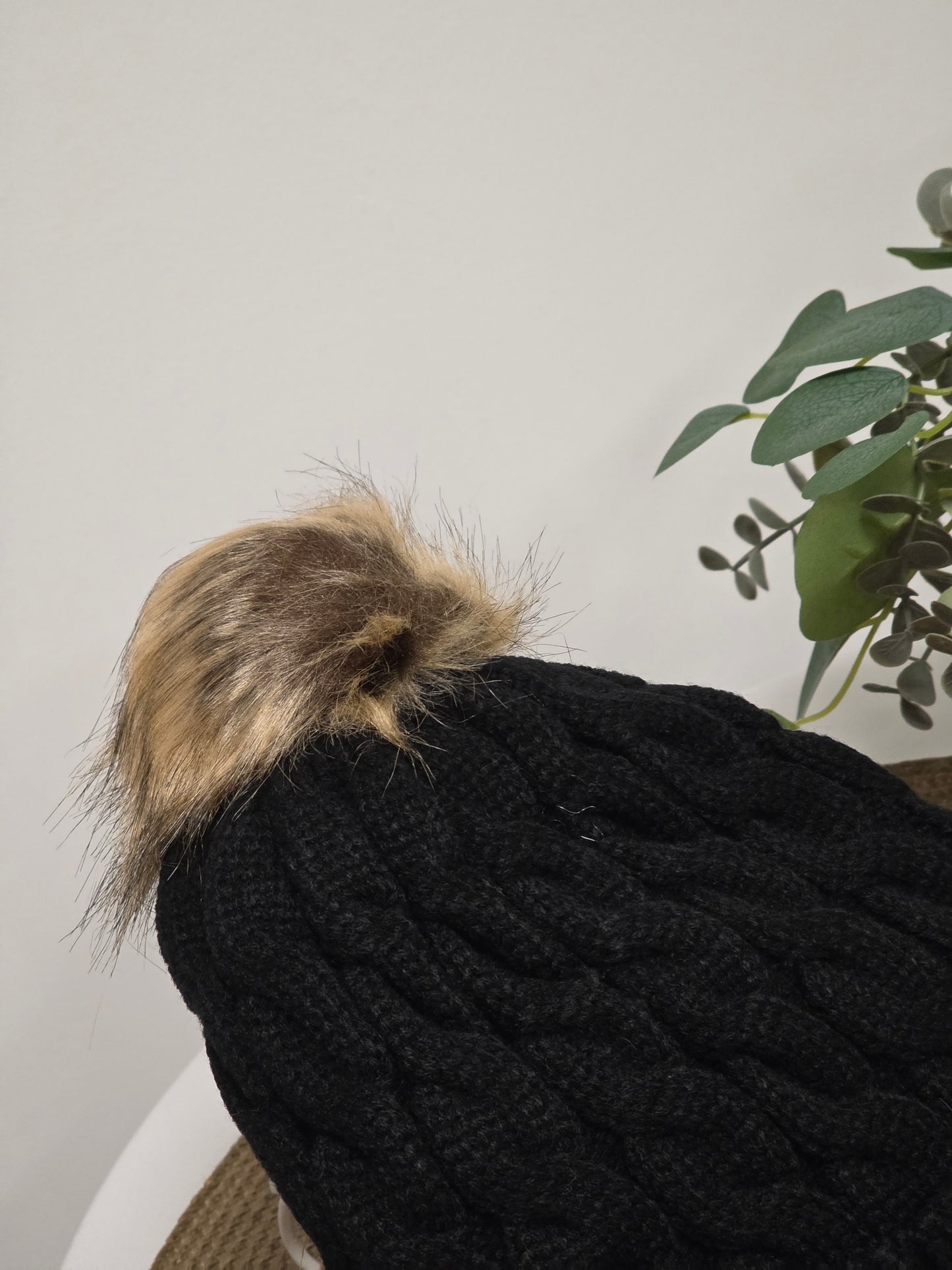 Nos Bonnets Torsadé Noir à Pompon