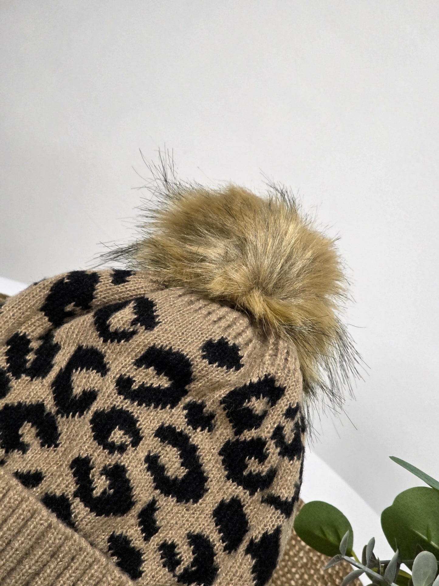 Nos Bonnets Imprimé Léopard Camel à Pompon