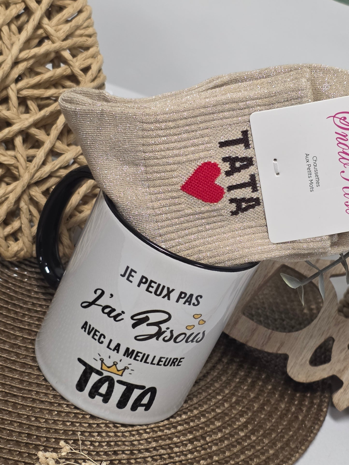 MUG BISOUS AVEC LA MEILLEURE TATA AVEC SA CHAUSSETTE PAILLETEE