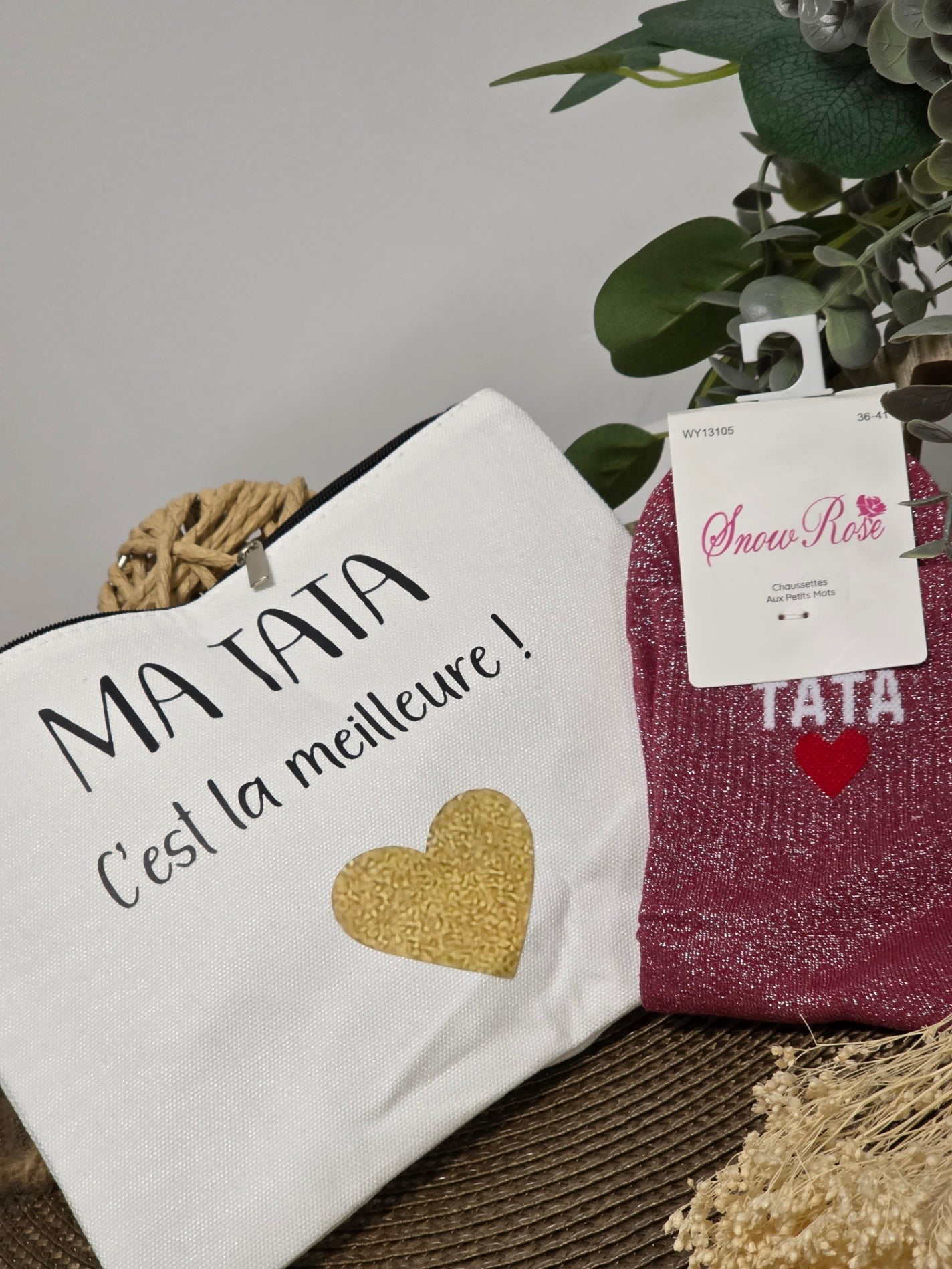 POCHETTE " MA TATA C'EST LA MEILLEURE " AVEC SA CHAUSSETTE PAILLETEE FUCHSIA