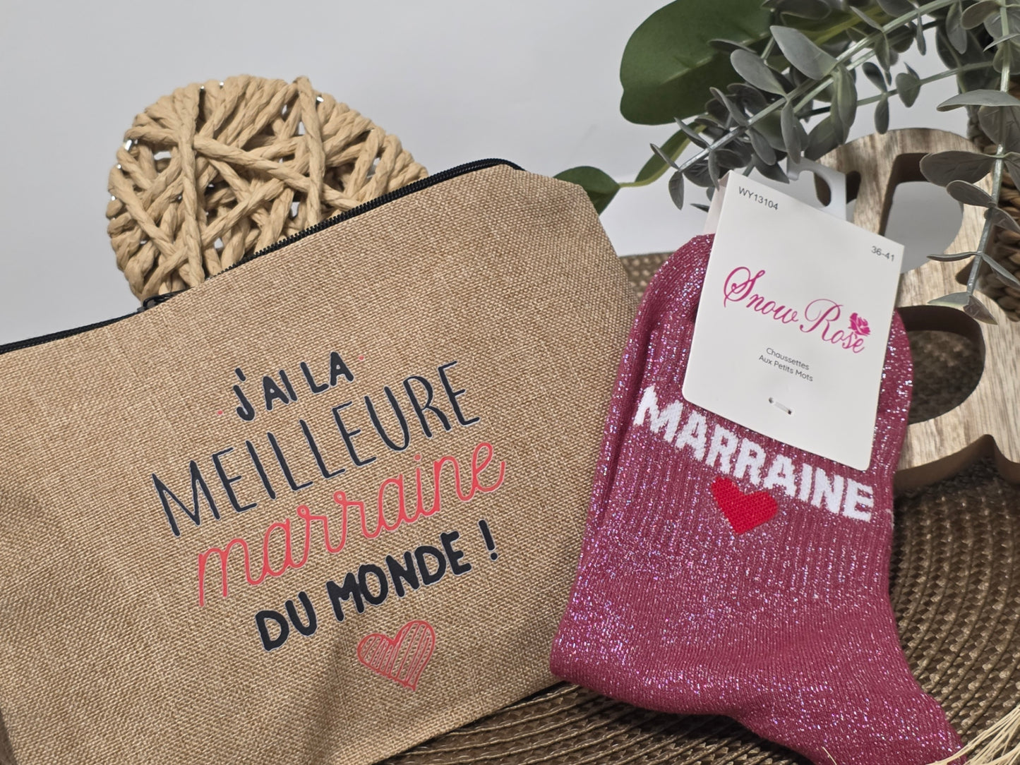 POCHETTE " MEILLEURE MARRAINE DU MONDE " AVEC SA CHAUSSETTE PAILLETEE FUCHSIA