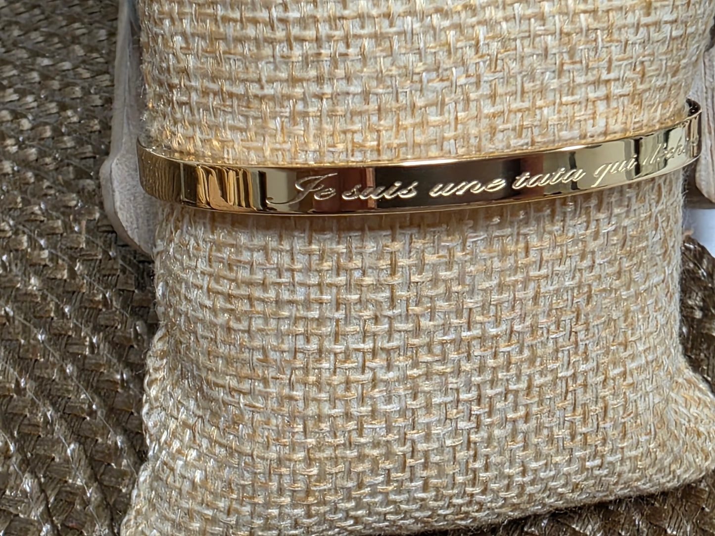 LES BRACELETS A MESSAGE " JE SUIS UNE TATA QUI DECHIRE " Doré