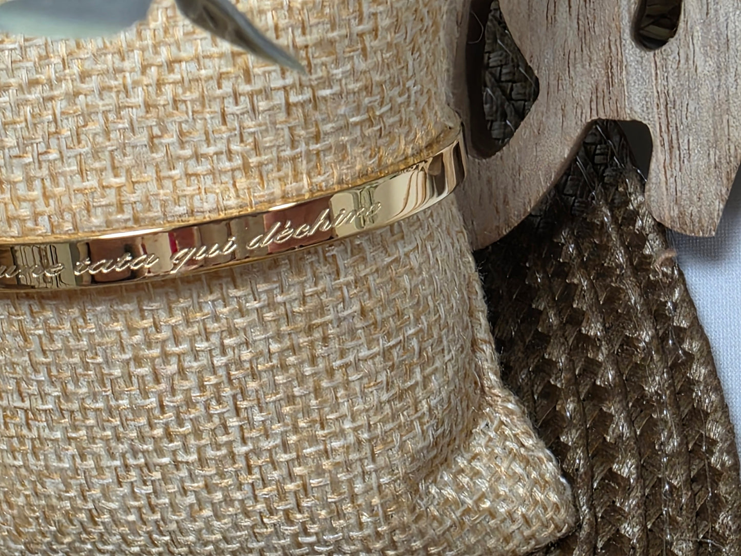 LES BRACELETS A MESSAGE " JE SUIS UNE TATA QUI DECHIRE " Doré