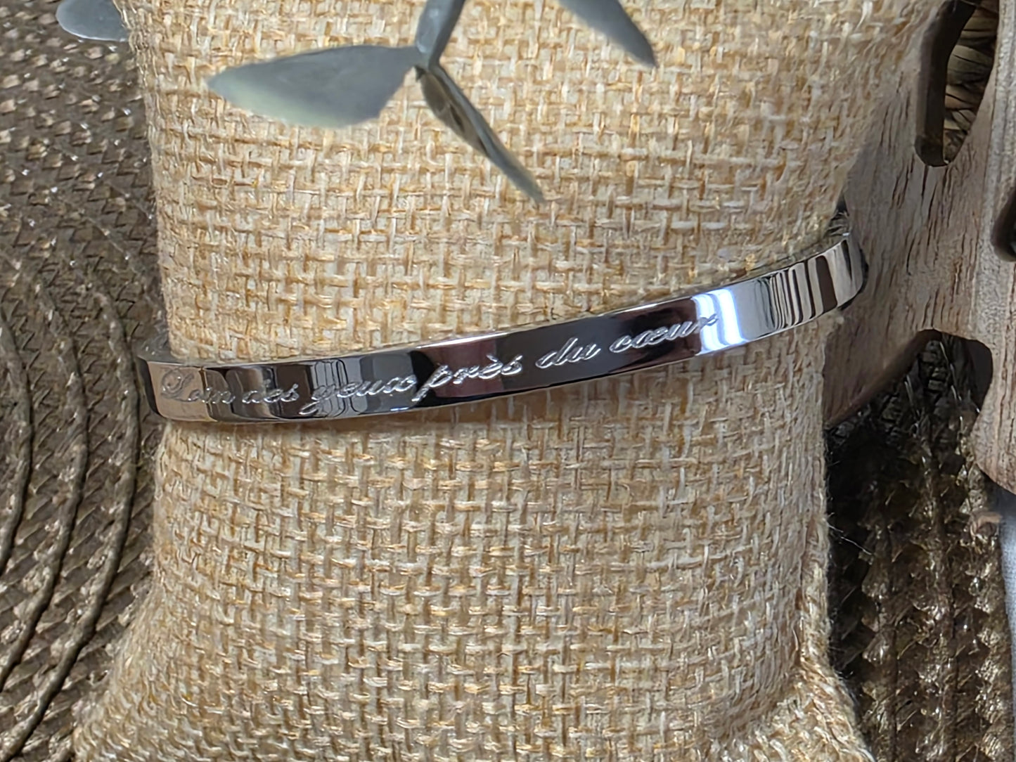 LES BRACELETS A MESSAGE " LOIN DES YEUX PRES DU COEUR " Argenté