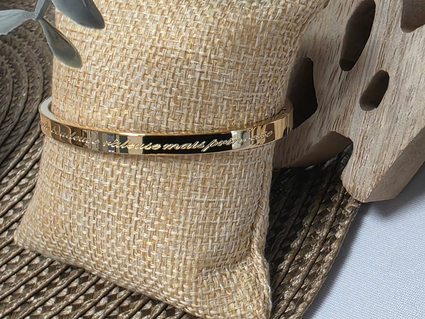 LES BRACELETS A MESSAGE " CHIANTE BOUDEUSE RALEUSE MAIS PRINCESSE " Doré