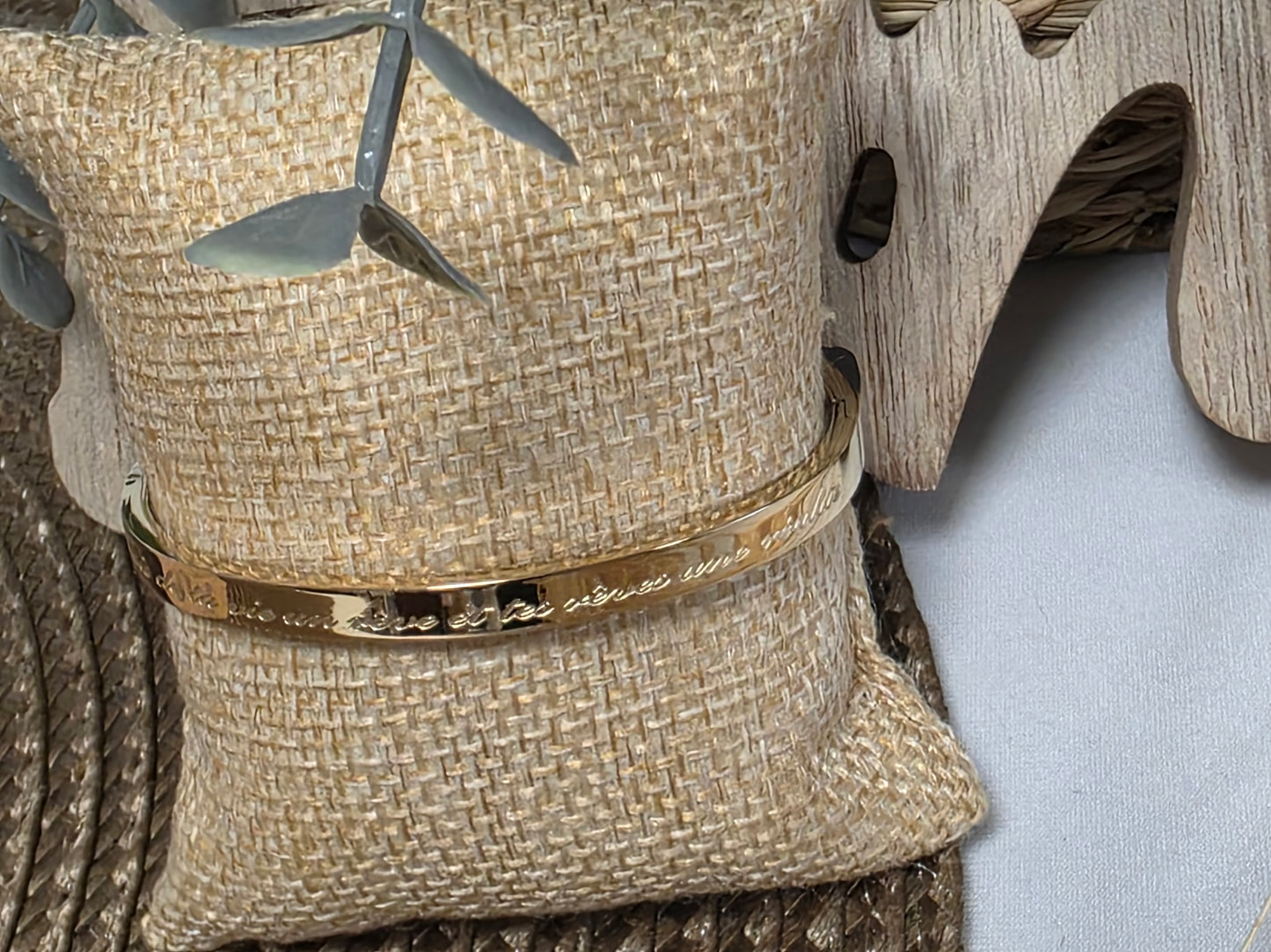 LES BRACELETS A MESSAGE " FAIS DE TA VIE UN REVE ET TES REVES UNE REALITE " Doré