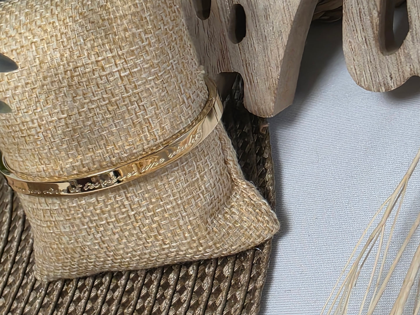 LES BRACELETS A MESSAGE " FAIS DE TA VIE UN REVE ET TES REVES UNE REALITE " Doré